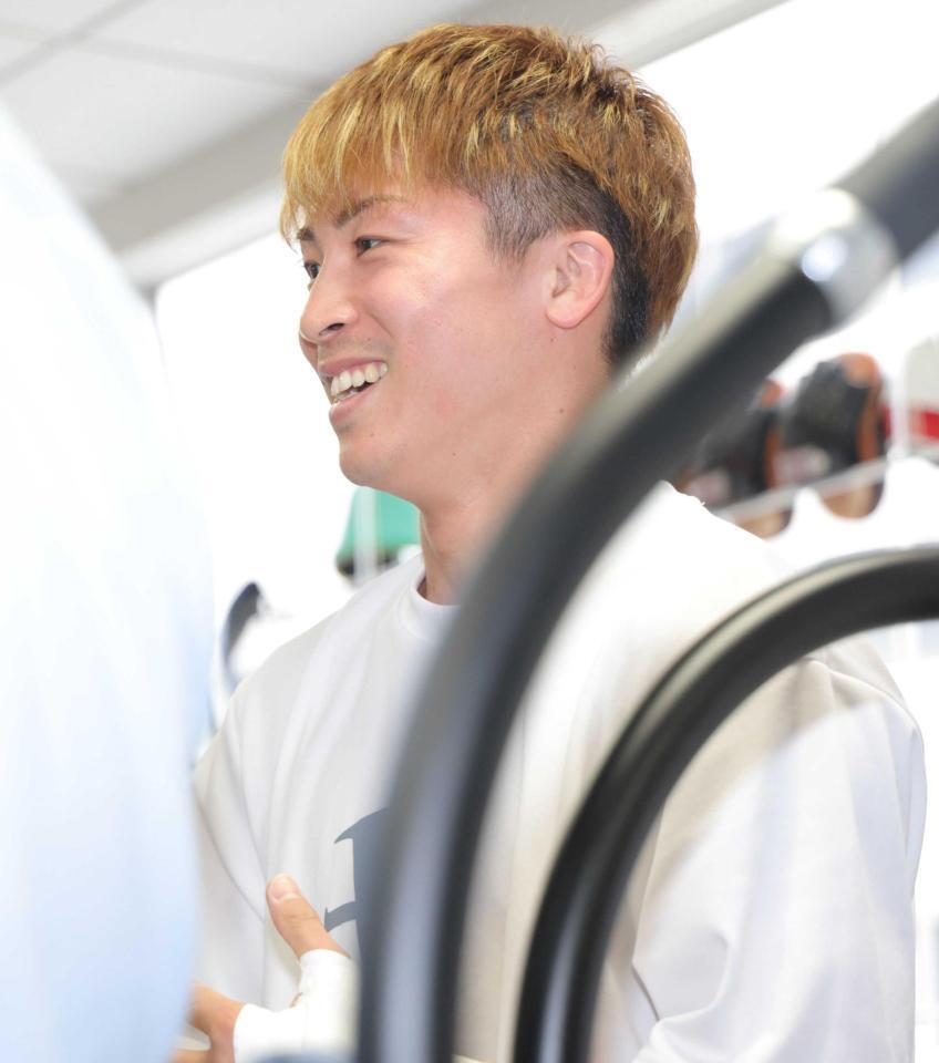 　突然、記者の後ろから「次は誰とやりたいですか？」と武居由樹に質問する井上尚弥（撮影・吉澤敬太）