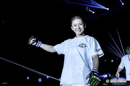 　笑顔で入場するケイト・ロータス©ＲＩＺＩＮ　ＦＦ