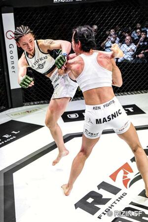 　シン・ユリに蹴りを見舞うケイト・ロータス©ＲＩＺＩＮ　ＦＦ