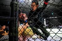 　レフェリーストップとなった三浦孝太©ＲＩＺＩＮ　ＦＦ