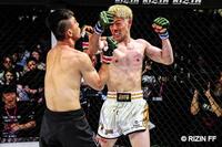 　鬼の形相でクォン・ヨンチョル（左）と打撃戦を繰り広げる三浦孝太©ＲＩＺＩＮ　ＦＦ