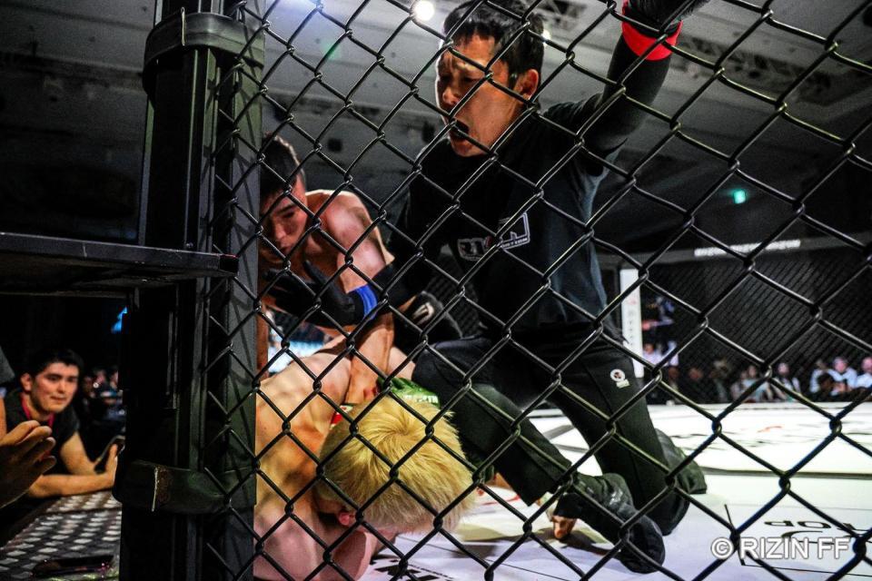 　レフェリーストップとなった三浦孝太©ＲＩＺＩＮ　ＦＦ