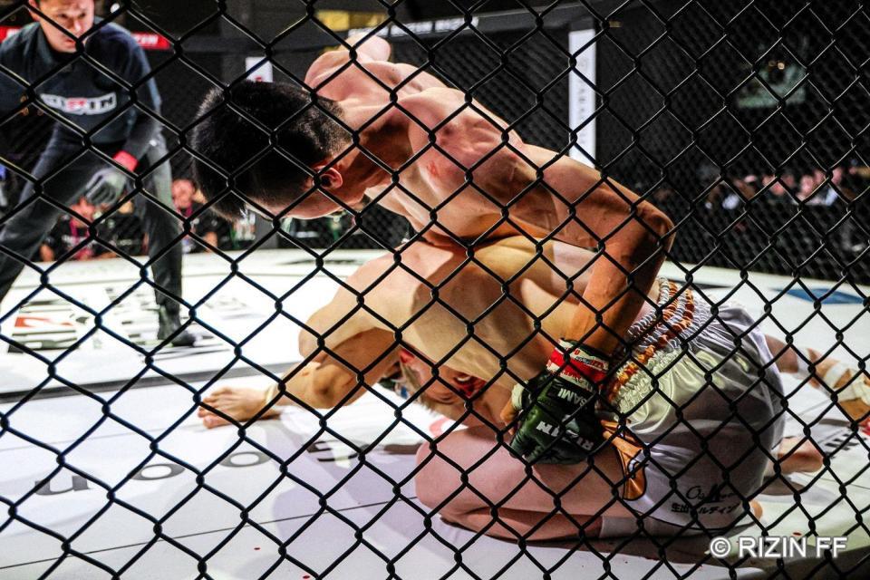 　劣勢となる三浦孝太©ＲＩＺＩＮ　ＦＦ