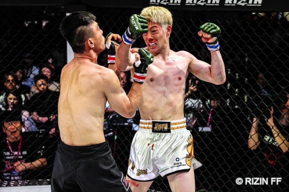 　鬼の形相でクォン・ヨンチョル（左）と打撃戦を繰り広げる三浦孝太©ＲＩＺＩＮ　ＦＦ