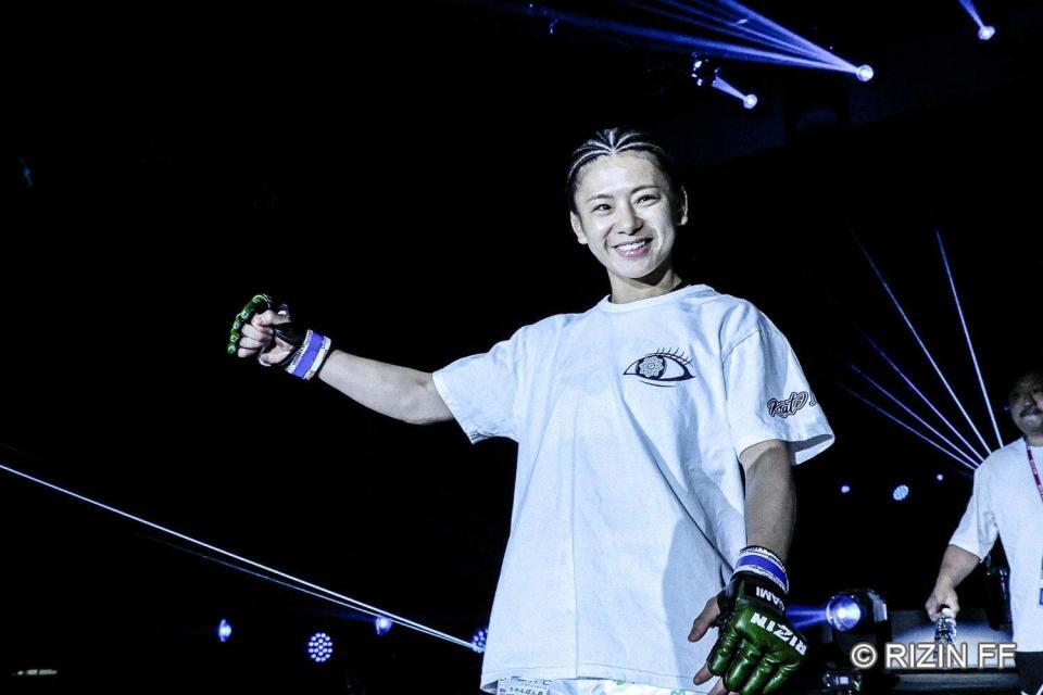 　笑顔で入場するケイト・ロータス©ＲＩＺＩＮ　ＦＦ