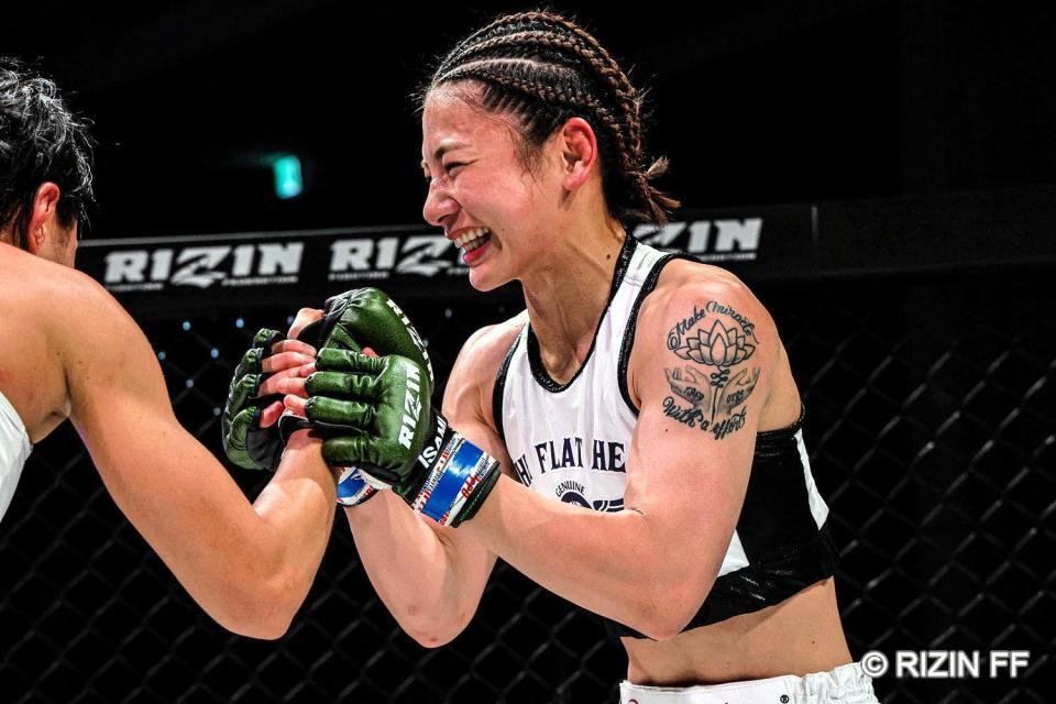 　笑顔でシン・ユリと健闘を称え合うケイト・ロータス©ＲＩＺＩＮ　ＦＦ