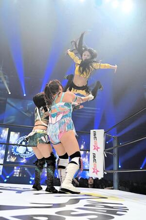 　播磨佑紀として攻撃を見せる相羽あいな　ⒸＳＴＡＲＤＯＭ（２５年５月３１日）