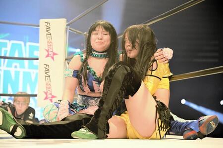 　播磨佑紀として、プロレスに限定復帰した相羽あいな（右）と尾﨑妹加　ⒸＳＴＡＲＤＯＭ（２５年５月３１日）