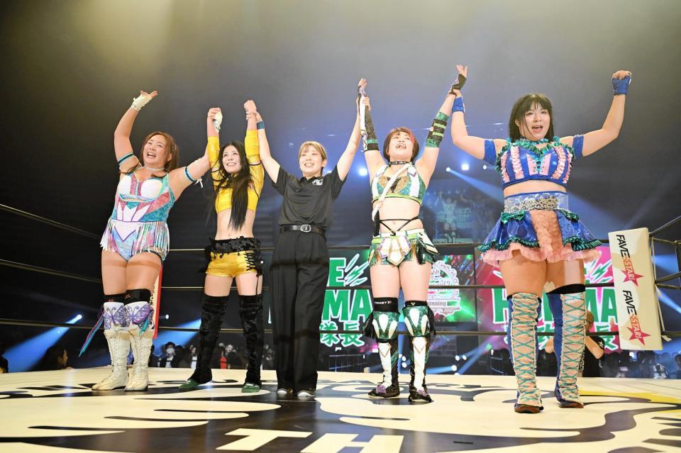 　試合を終えた（左から）まなせゆうな、播磨佑紀として限定復帰した相羽あいな、角田奈穂レフェリー、本間多恵、尾﨑妹加館　ⒸＳＴＡＲＤＯＭ（２５年５月３１日）