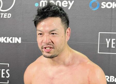プロレス 観客から水吹きつけ被害のKENTA「アイツ出禁にしたから」厳戒態勢で入場…騒動逆手にウーロン茶を噴射攻撃も「お茶は飲むもの!」