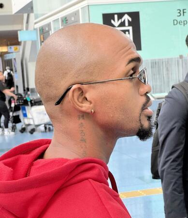 　来日したＷＢＡ６位ビクトル・サンティリャン。首には日本語で「難来る無いさ」というタトゥーが入っていた