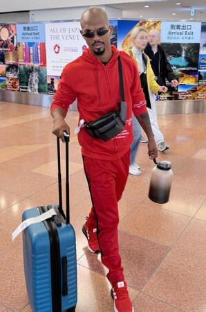 　少ない荷物で来日した来日したＷＢＡ６位ビクトル・サンティリャン