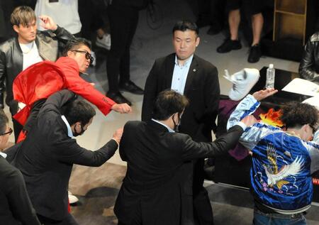 　石原市議が参加したＢＤ１０のオーディションの様子。乱闘するバン仲村（左）とトニー（右）