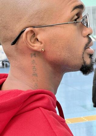 　首には日本語で「難来る無いさ」というタトゥーが入っていた