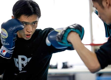 　ボクシングの世界バンタム級王座統一戦に向けて練習する西田凌佑