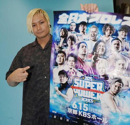 　デイリースポーツを訪れたライジングＨＡＹＡＴＯ（撮影・神子素慎一）