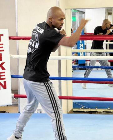 　那須川天心戦に向けて公開練習を行ったビクトル・サンティリャン