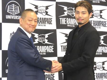 　ＤＤＴプロレス入団が決まったＴＨＥ　ＲＡＭＰＡＧＥの武知青海（右）と高木三四郎副社長