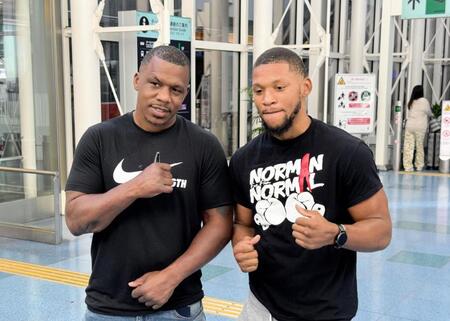 　来日したＷＢＯ世界ウエルター級王者ブライアン・ノーマン・ジュニア（右）とチーフトレーナーの父ブライアン・ノーマン・シニア