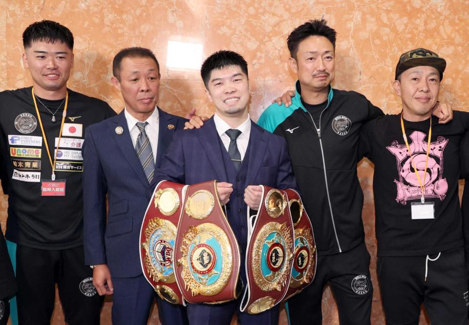 　引退会見を終え、４本のベルトを手に笑顔を見せる田中恒成（中央）＝撮影・黒田淳一