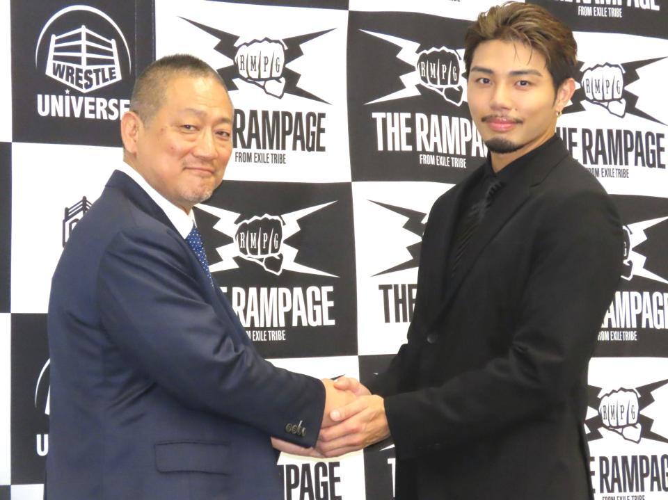 　ＤＤＴプロレス入団が決まったＴＨＥ　ＲＡＭＰＡＧＥの武知青海（右）と高木三四郎副社長