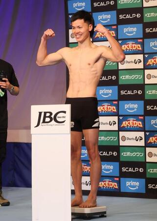 　前日計量に臨む那須川天心（撮影・石井剣太郎）