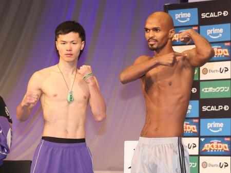 　前日計量をクリアした那須川天心（左）とサンティリャン（撮影・石井剣太郎）