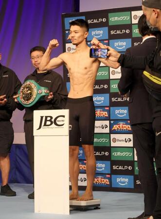 　前日計量に臨む中谷潤人（撮影・石井剣太郎）