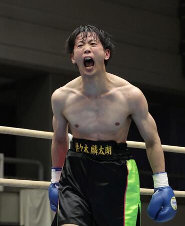 　試合に勝利し、ほえる佐々木麟太朗（撮影・中田匡峻）