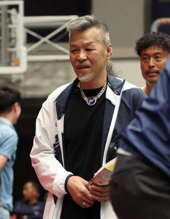 　観戦に訪れる辰吉丈一郎（撮影・中田匡峻）