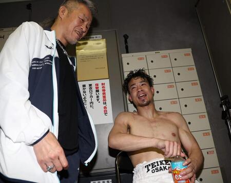 　試合後、言葉を交わす辰吉寿以輝（右）と父の丈一郎（撮影・中田匡峻）