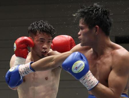 　７Ｒ、アリエル・アンティマロ（右）に打ち込む辰吉寿以輝（撮影・中田匡峻）