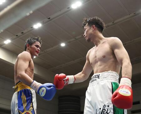 　アリエル・アンティマロ（左）に勝利した辰吉寿以輝（撮影・中田匡峻）