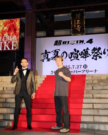 　ポーズを決める朝倉未来（右）とクレベル・コイケ（撮影・石井剣太郎）