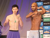 　前日計量をクリアした那須川天心（左）とサンティリャン（撮影・石井剣太郎）