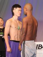 　前日計量をクリアしサンティリャンとにらみ合う那須川天心（左）＝撮影・石井剣太郎