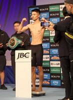 　前日計量に臨む中谷潤人（撮影・石井剣太郎）