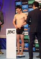 　下着に手をかける那須川天心（撮影・石井剣太郎）