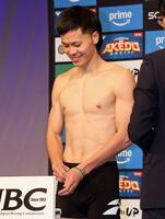 　アクセサリーをはずす那須川天心（撮影・石井剣太郎）