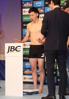 　アクセサリーをはずし計量に臨む那須川天心（撮影・石井剣太郎）