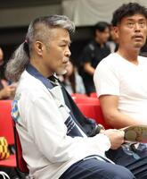 　観戦に訪れる辰吉丈一郎（撮影・中田匡峻）