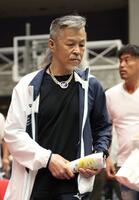 　観戦に訪れる辰吉丈一郎（撮影・中田匡峻）