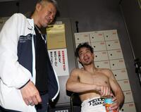 　試合後、言葉を交わす辰吉寿以輝（右）と父の丈一郎（撮影・中田匡峻）