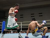 　８Ｒ、アリエル・アンティマロ（右）からダウンを奪う辰吉寿以輝（撮影・中田匡峻）