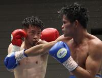 　７Ｒ、アリエル・アンティマロ（右）に打ち込む辰吉寿以輝（撮影・中田匡峻）