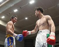 　アリエル・アンティマロ（左）に勝利した辰吉寿以輝（撮影・中田匡峻）