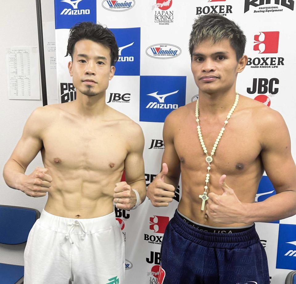 　前日計量をクリアし、ポーズを決める辰吉寿以輝（左）とアンティマロ