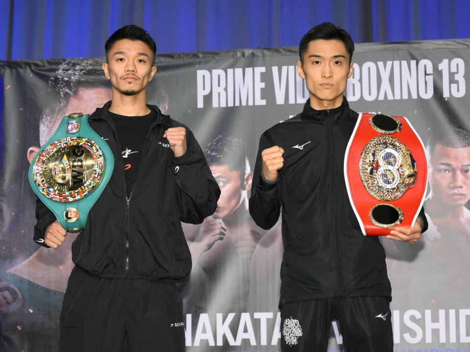 　並んでポーズをとる中谷潤人（左）と西田凌佑