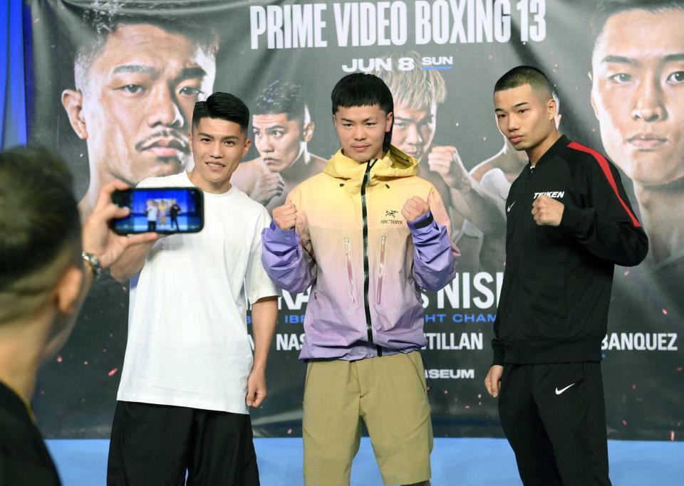 　会見後に記念撮影をする（左から）坪井智也、那須川、増田陸