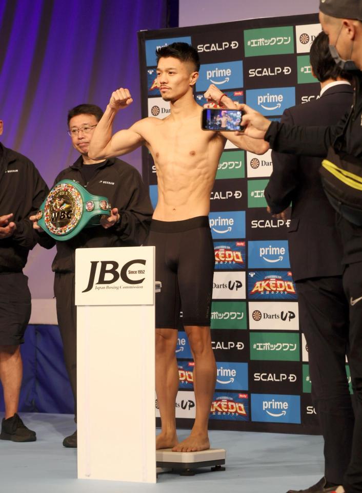 　前日計量に臨む中谷潤人（撮影・石井剣太郎）